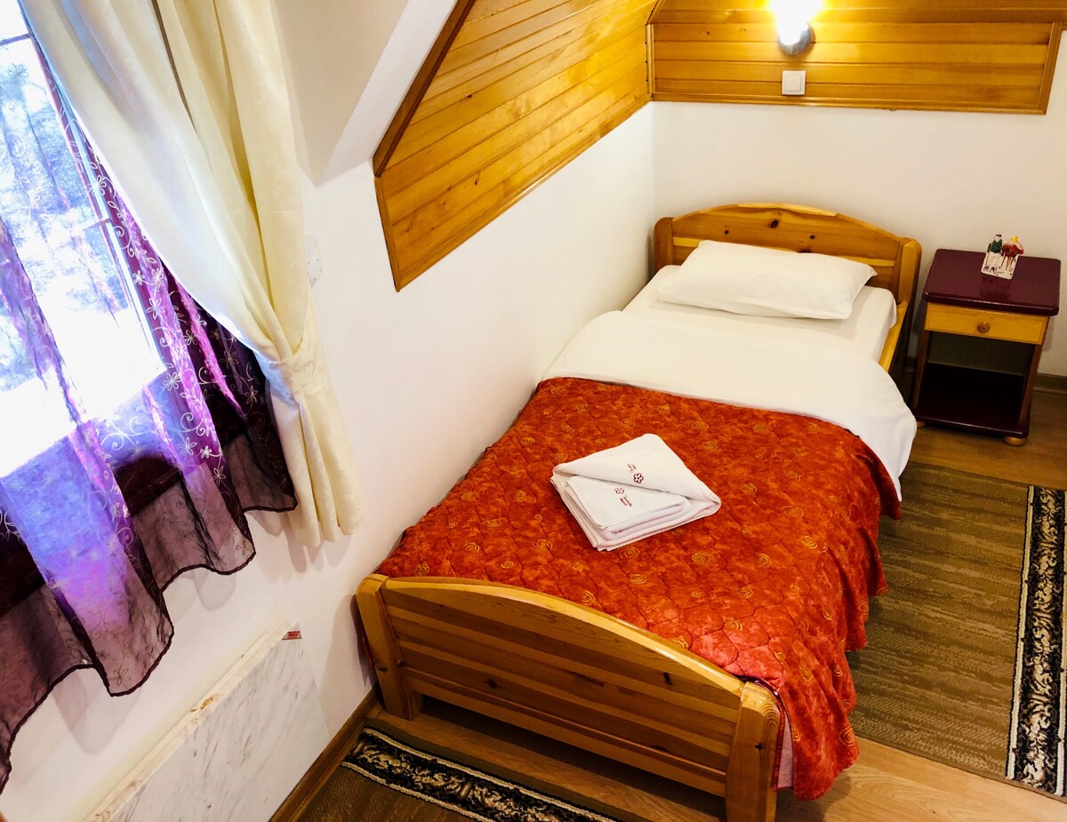 2. spavaća soba sa krevetom za jednu osobu i garderoberom.