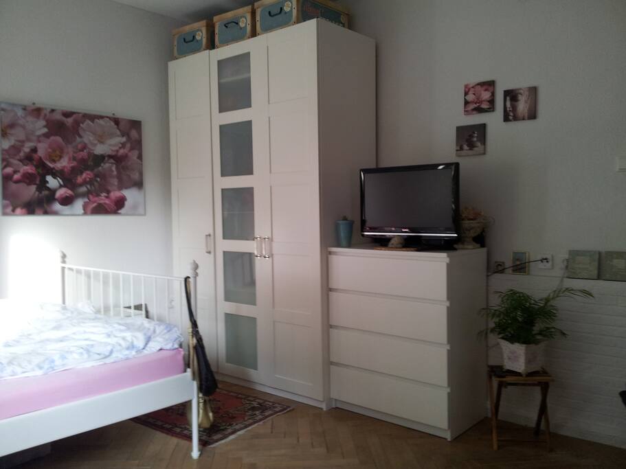 Abends kann man vom Bett oder der Sitzecke aus TV schauen.