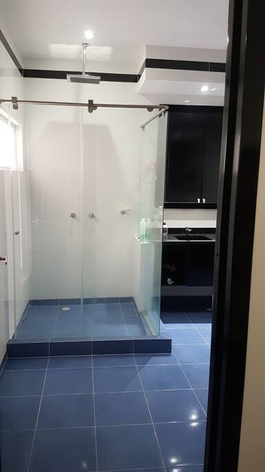 AMPLIO BAÑO, CUARTO PRINCIPAL
