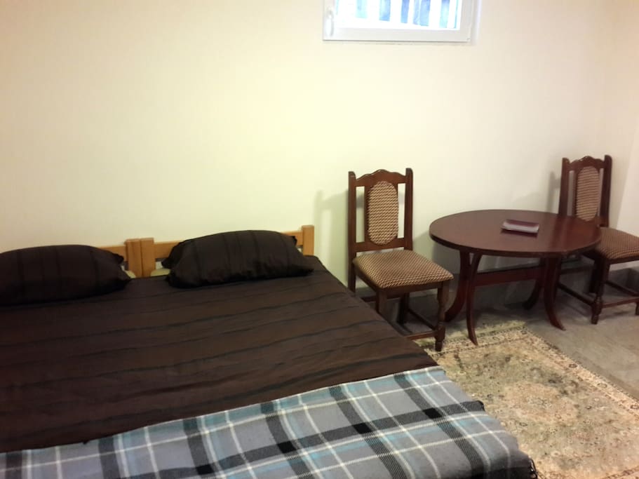 Bed & Table