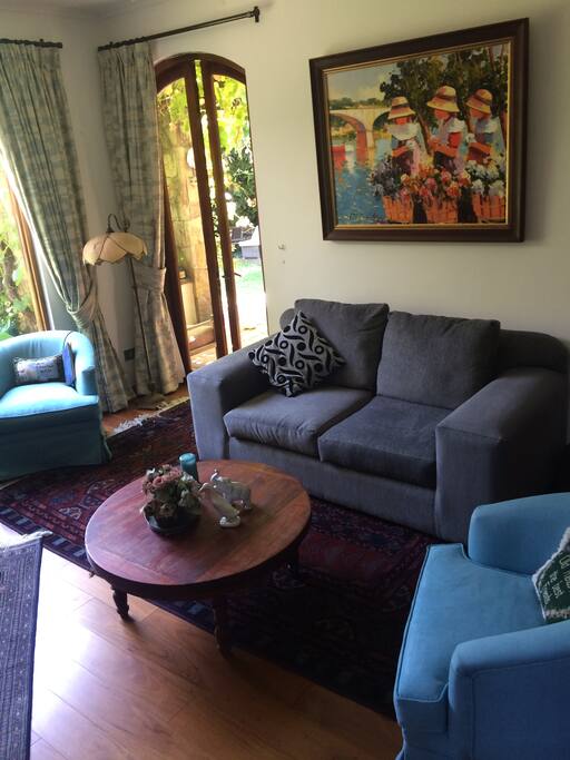 Esta es la Sala de Estar de la casa. Si el huésped va a la piscina tiene que pasar por esta.