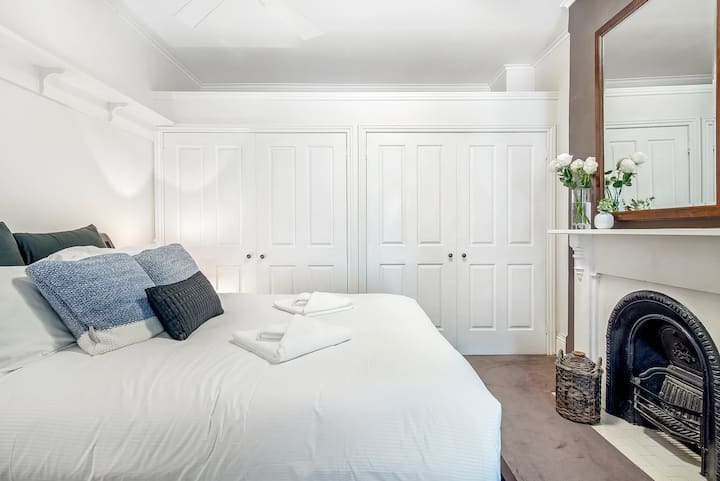 Dormitorio 4: cama tamaño queen.