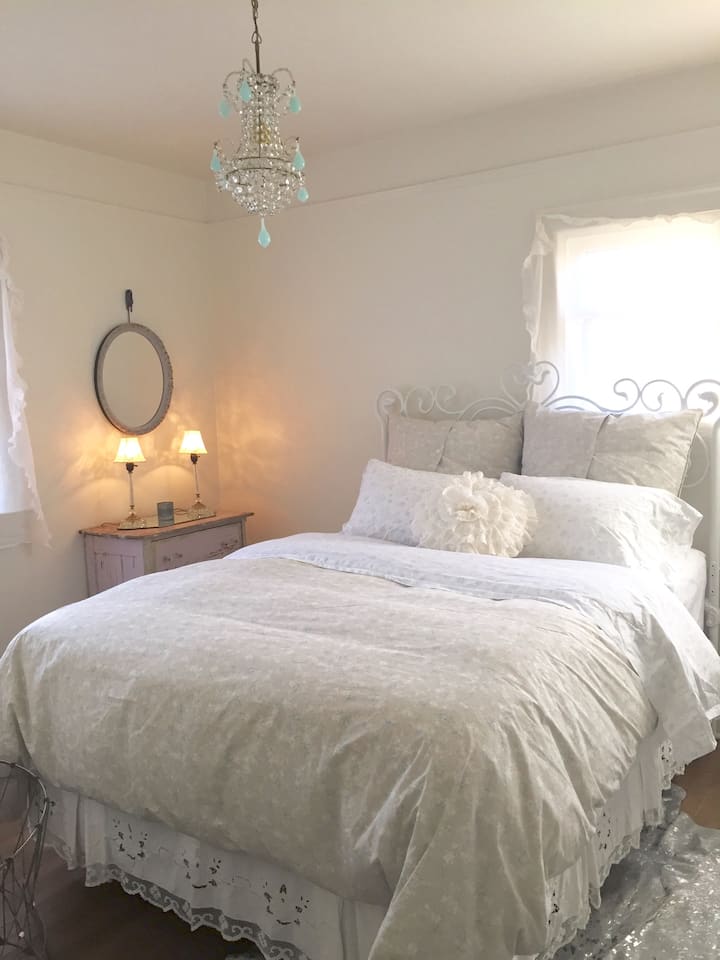 Stanza blu con biancheria da letto in piuma, piumino Rachel Ashwell e lampadario italiano ~