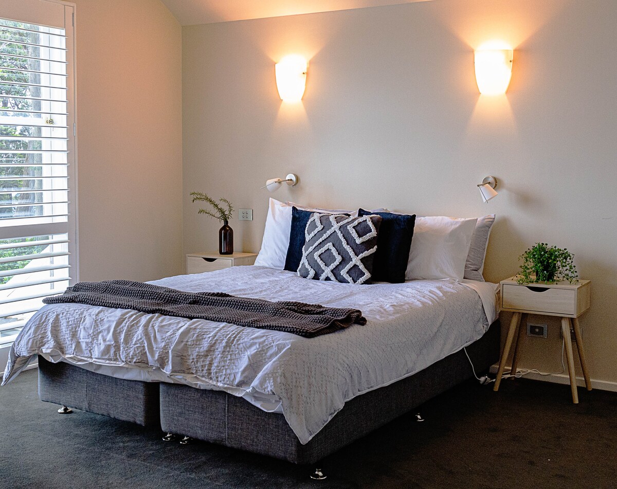 5ht bedroom - upper floor with view