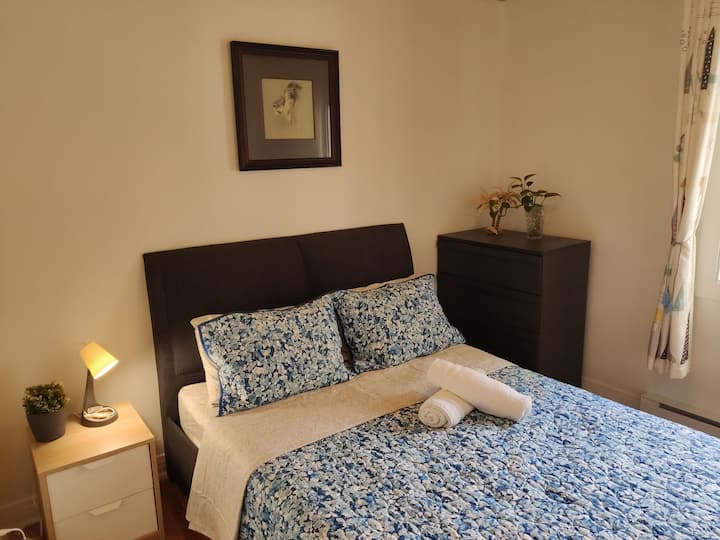 Spálňa s manželskou posteľou veľkosti Queen