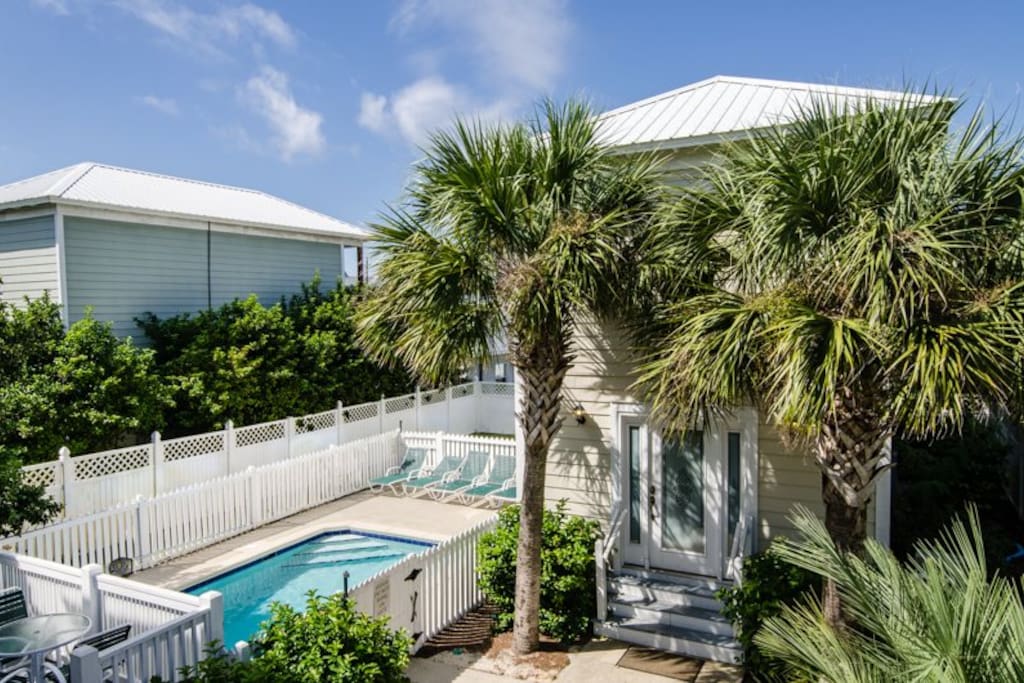 Two-story carriage/guest house and nice private pool, plus raised deck off back of house.