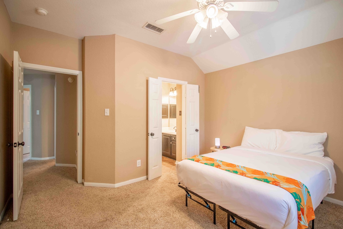 Spavaća soba 5 - Krevet pune veličine, spavaća soba Jacka i Jill s pogledom na bazen i izravnim pristupom kupaonici Jack i Jill. 