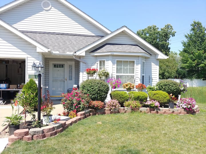 * Tuck Yourself INN - Private Bed&Bath-CLE Airport