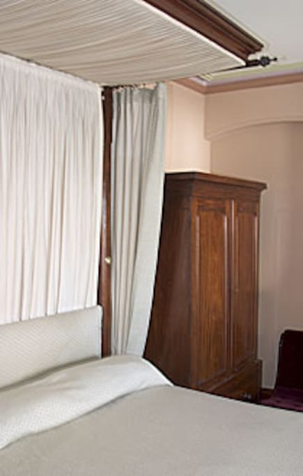 The Stencil Room has a mahogany half tester bed