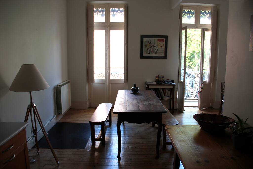 Vue depuis la cuisine vers la salle à manger