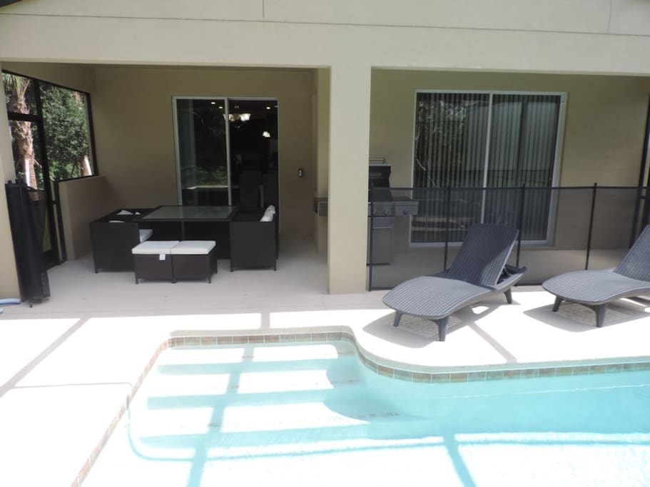 Área da piscina com churrasqueira