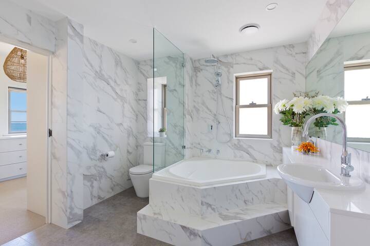 Manly waterfront summer rental. A Unique Retreat gallery image 3