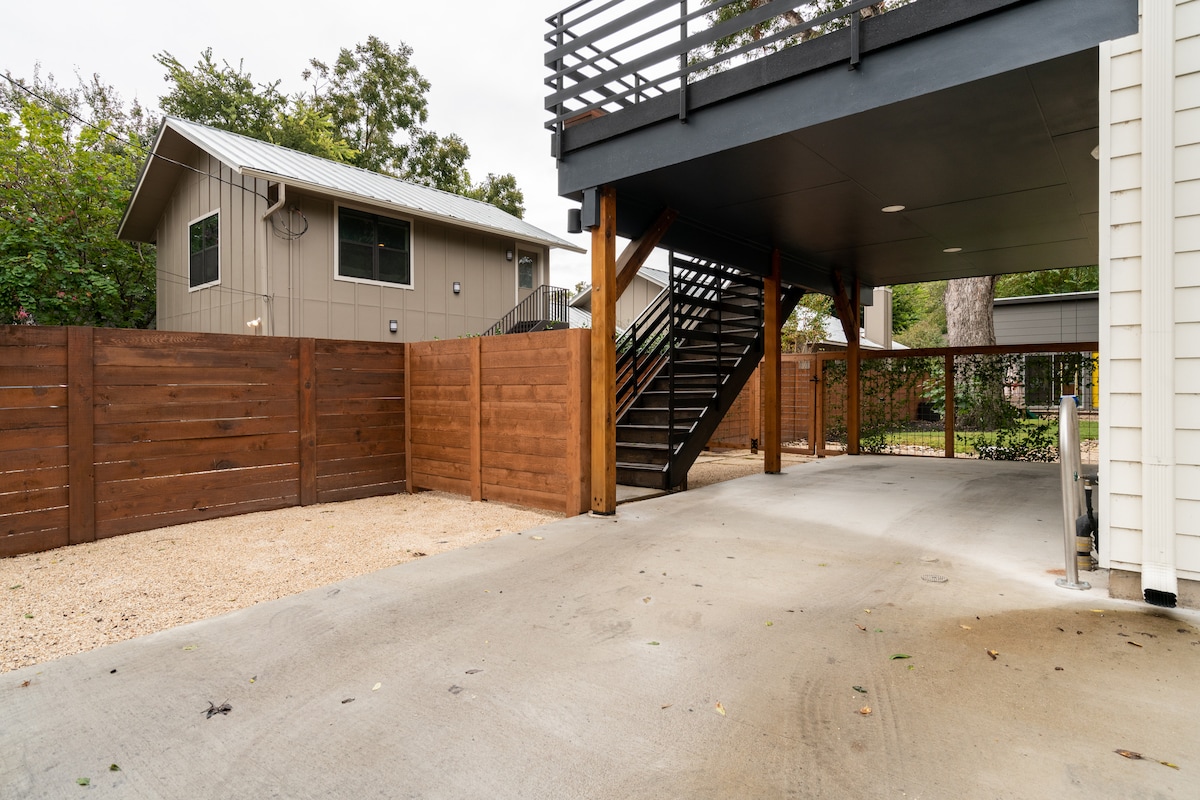 Modern East ATX Gem | Workspace + Walk everywhere