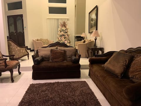 CASAMARIA 4 full bedrooms with bathroom. 10 min line