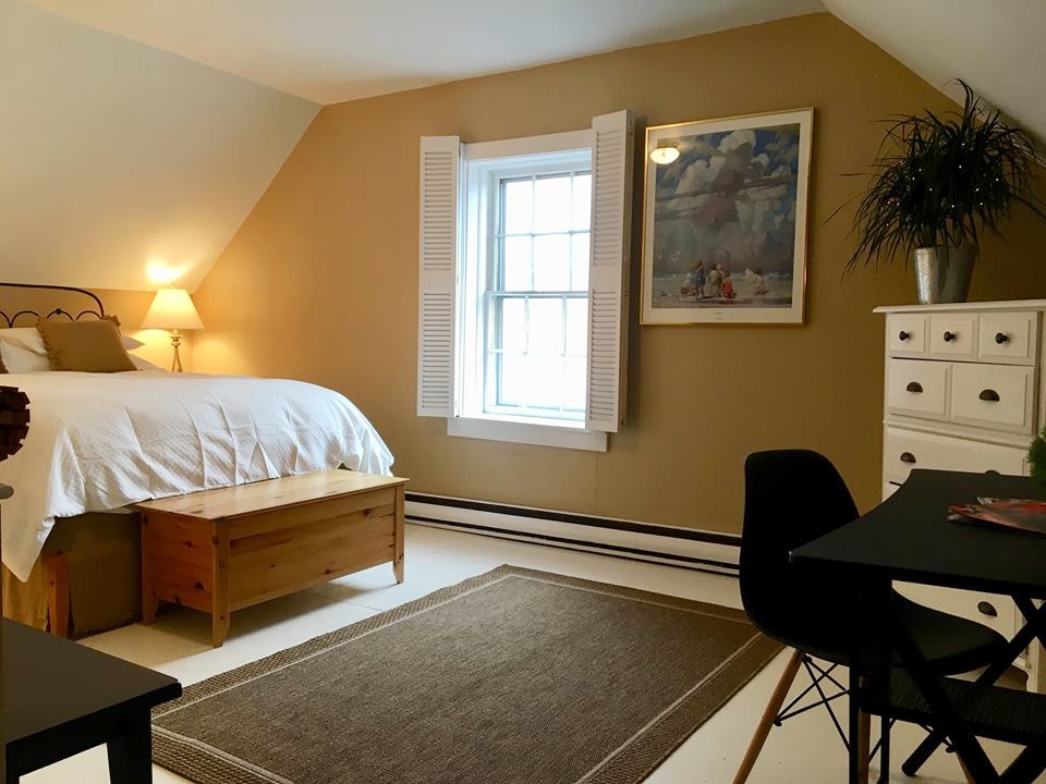 La chambre dispose d'un lit Queen Size, de draps en coton à 100% et d'une couette, d'une commode et d'un bureau. Grand placard adjacent pour suspendre des vêtements