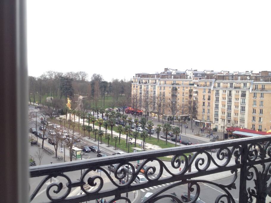 vue sur la place et l'entrée du bois