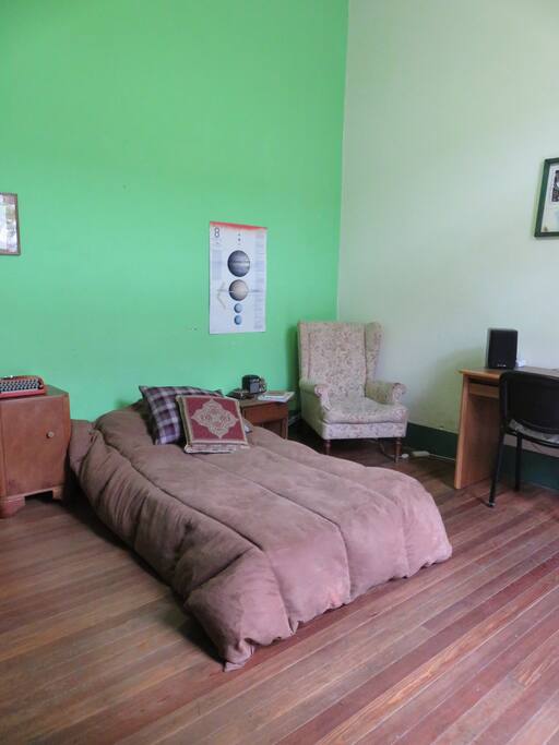 La habitación.
The bedroom.