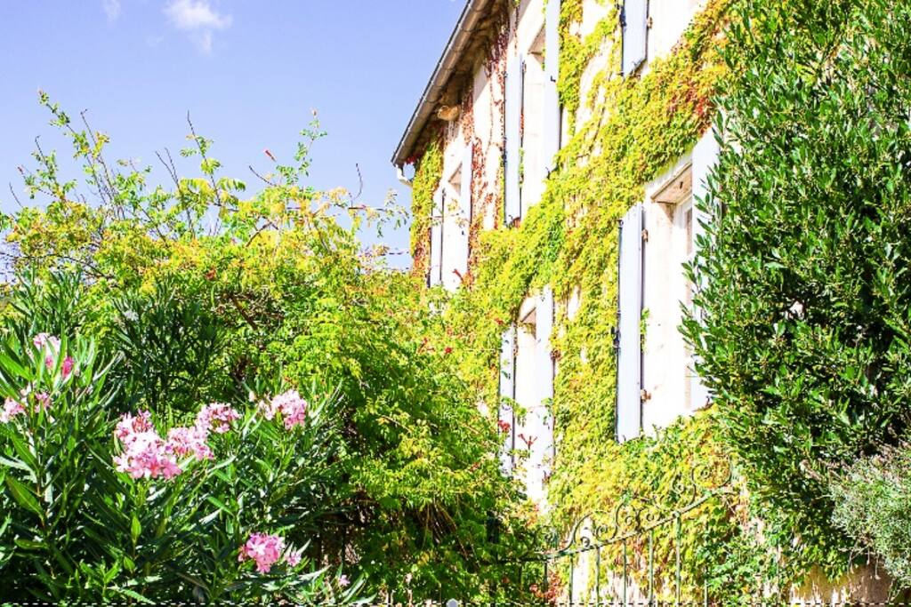 La Maison Mountels dans son écrin de verdure