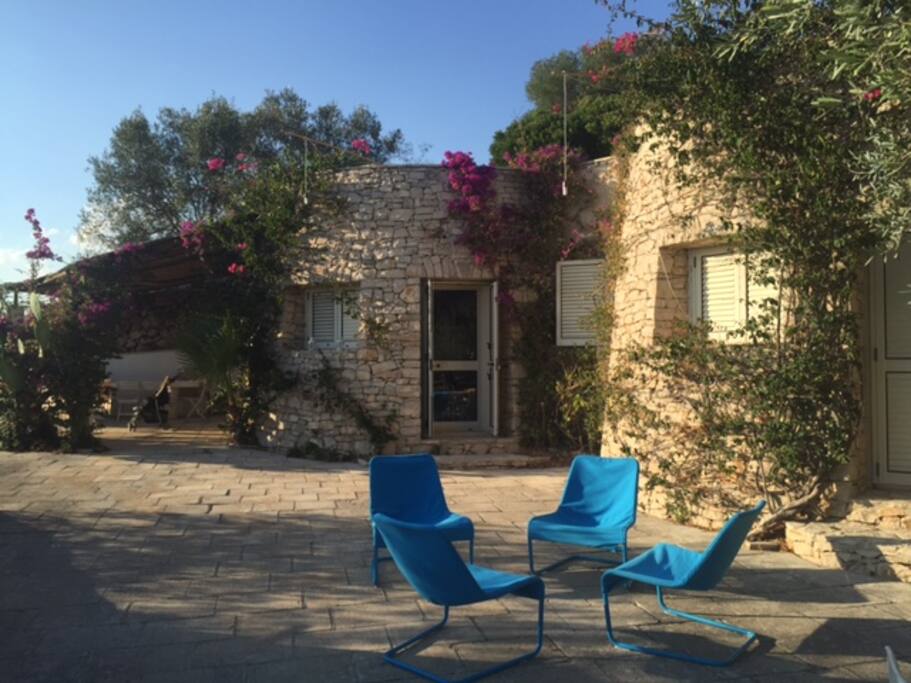 la casa rivestita di pietra che riprende la costruzione dei trulli