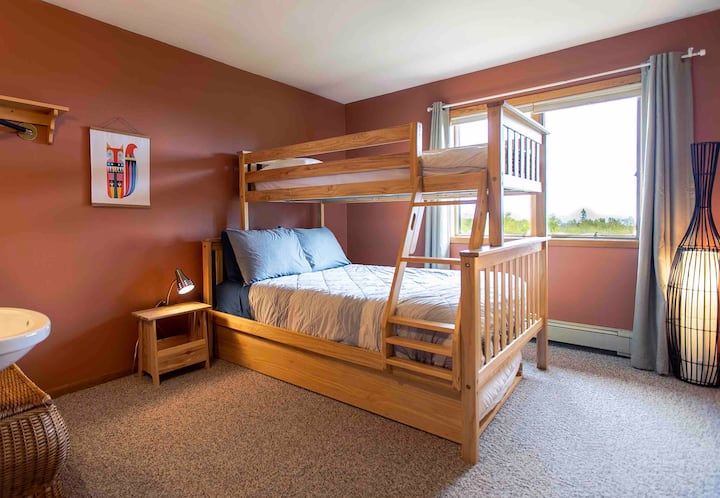 ห้องเตียงสองชั้นของเรามีพื้นที่สำหรับผู้เข้าพักสูงสุด 4 คนพร้อมเตียงเต็มรูปแบบเตียงสองชั้นคู่และเตียงแฝด ห้องน้ำส่วนตัวที่กำหนดของห้องนี้อยู่ฝั่งตรงข้ามห้องโถง