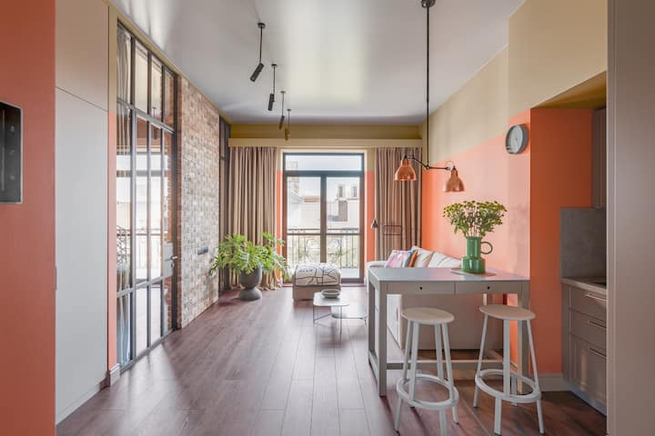 ห้องนั่งเล่นที่มีหน้าต่างพื้นขนาดใหญ่/ประตูไปยังระเบียง