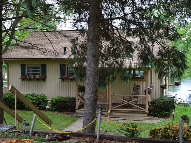 Lake Leann Water Front Cottage     **Great Rates**