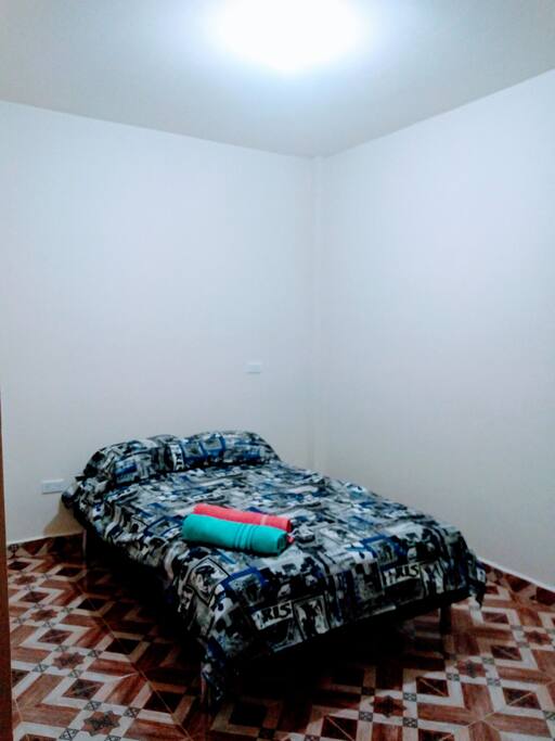 Comfortable and cozy bedroom. Cómoda y acogedora habitación