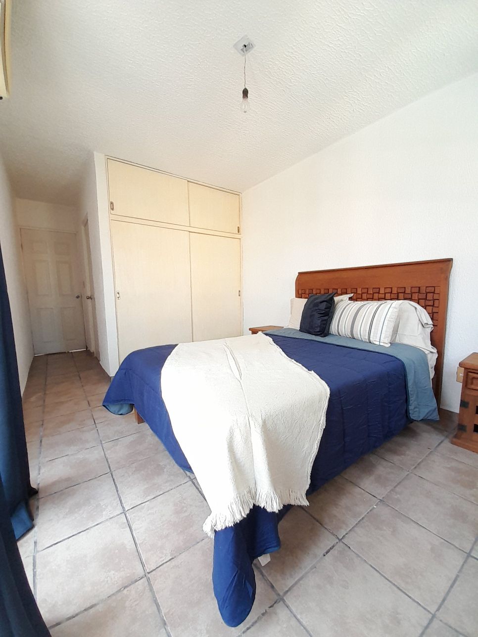 Тази стая има собствена баня, както и мини сплит климатик, двойно легло, 32-инчов телевизор със система Roku и врата към терасата с изглед към градината и басейна