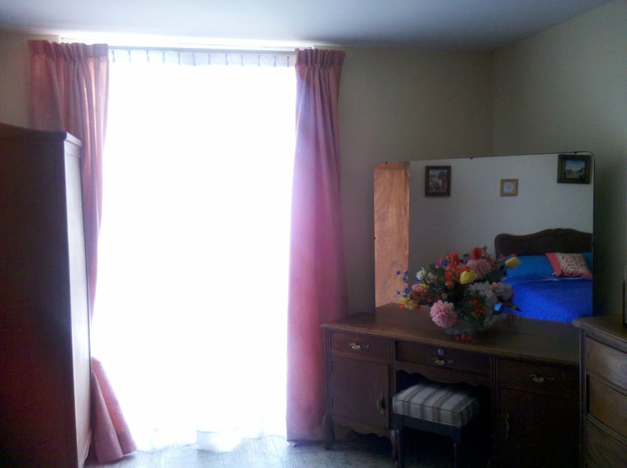 Ventana con vista a pequeño jardín