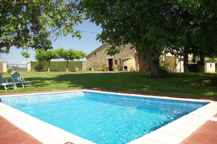 Masía de piedra con enorme jardín y piscina gallery image 4