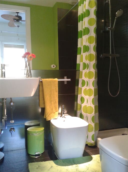 Baño privado con ducha 1,40 x 1,00 , inodoro y bide