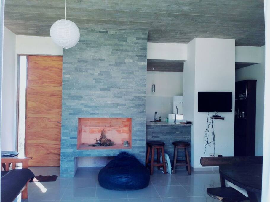 Living amplio con barra desayunador