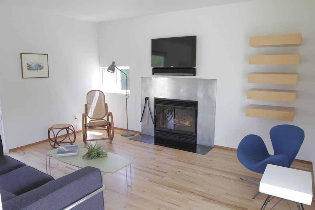 Living room with flatscreen TV, cable and fireplace.