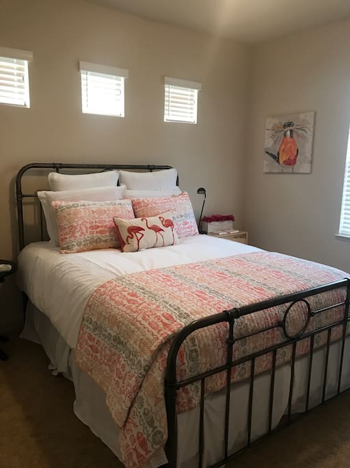 Guest room queen bed
