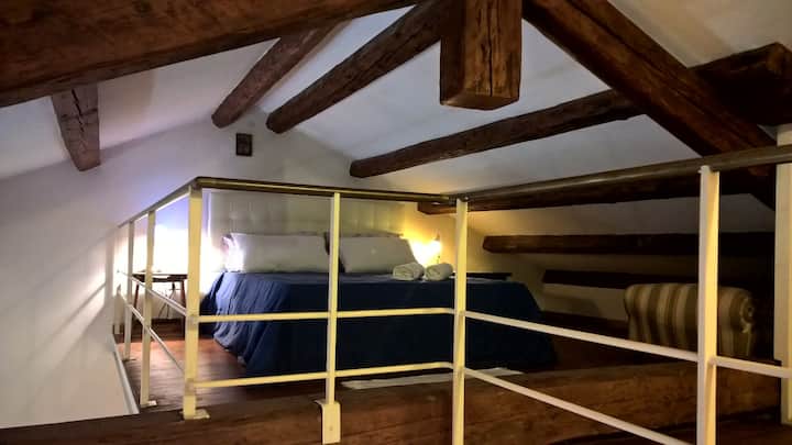 木材的优雅和温暖，这是这套公寓的主人，所有这些都暴露在外，镶木地板覆盖整个表面，营造出温馨奢华的氛围。