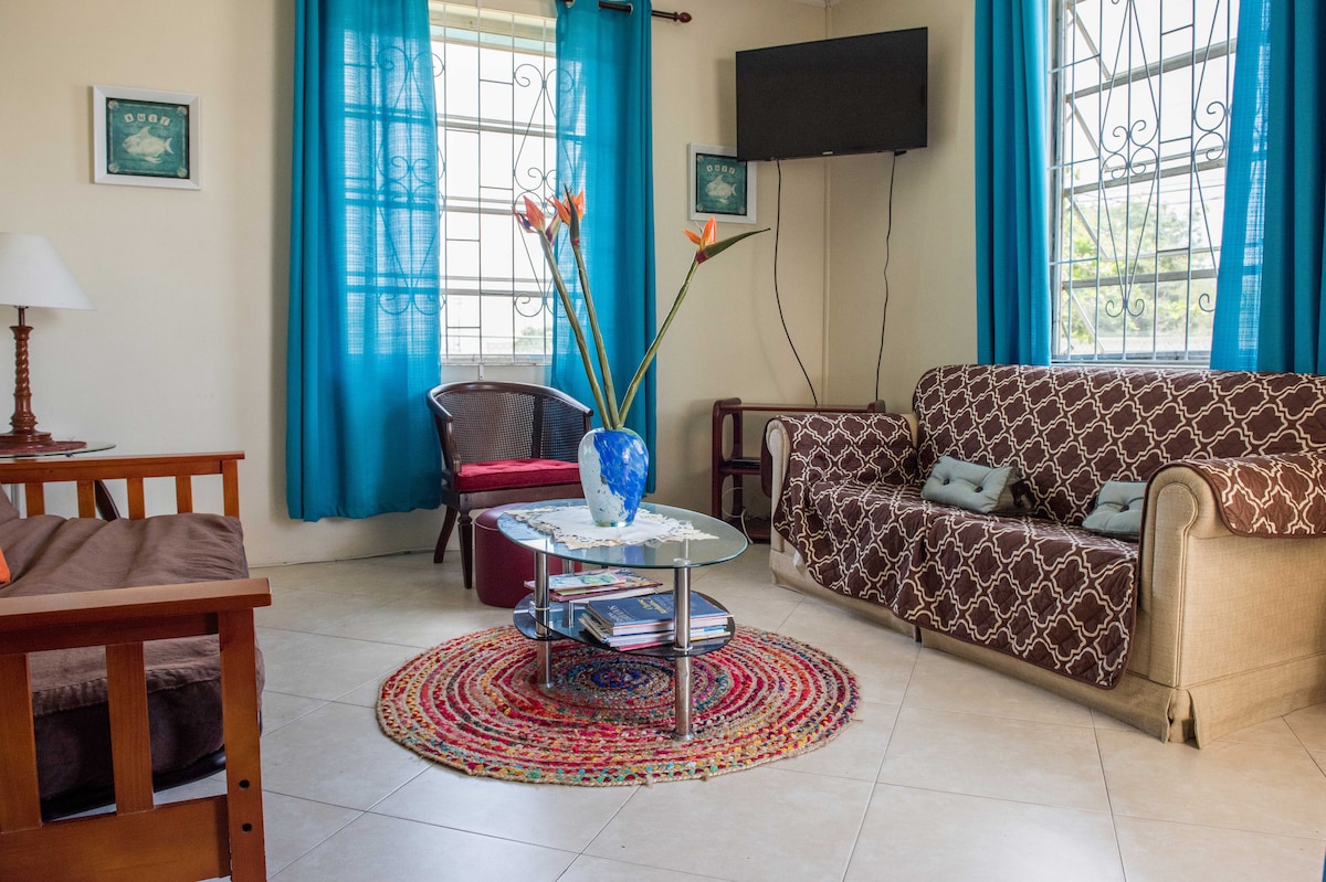 Oddýchnite si pri sledovaní káblovej televízie v pohodlnej obývačke.