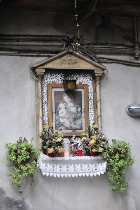 The statue of the Madonna which protect the court