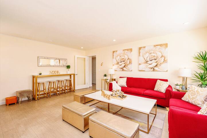 7 Bedrooms • Near Disneyland • Perfect for Groups gallery image 4