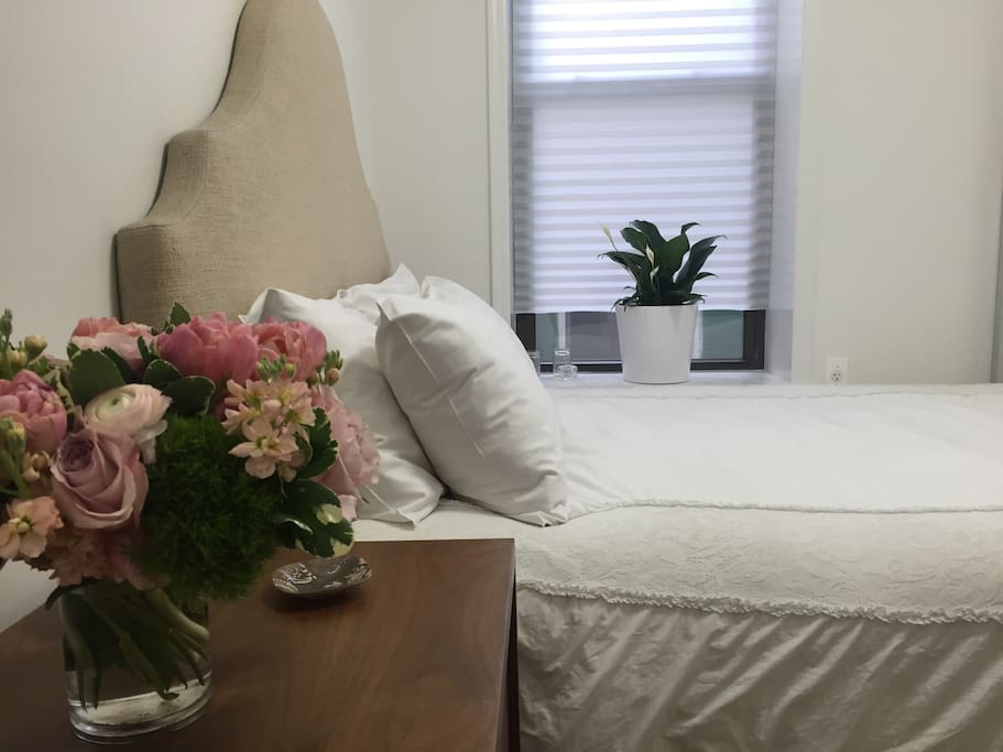 Quiet bedroom with super comfortable queen size bed