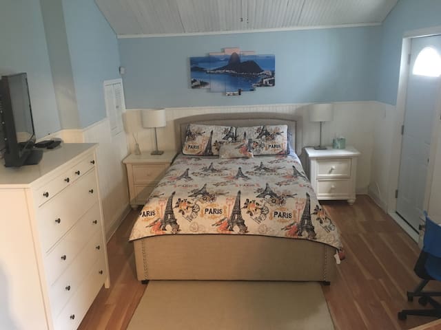 PRIVATE STUDIO near NYC & JFK + Newark Int. Airpt