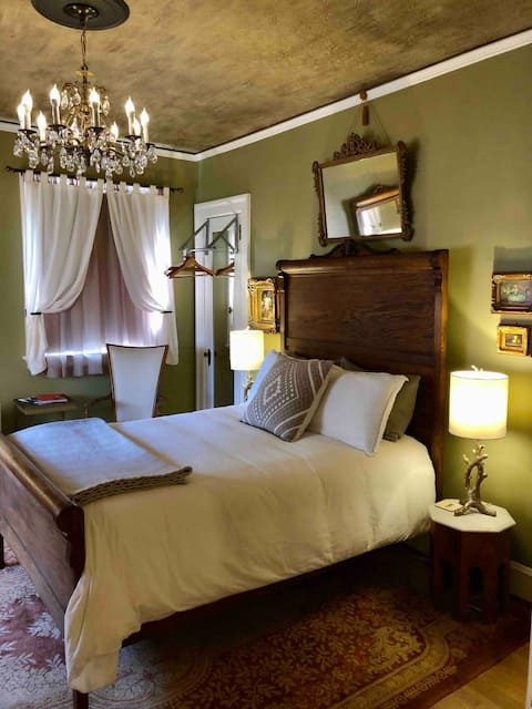 Olivewood Inn - Oak Room