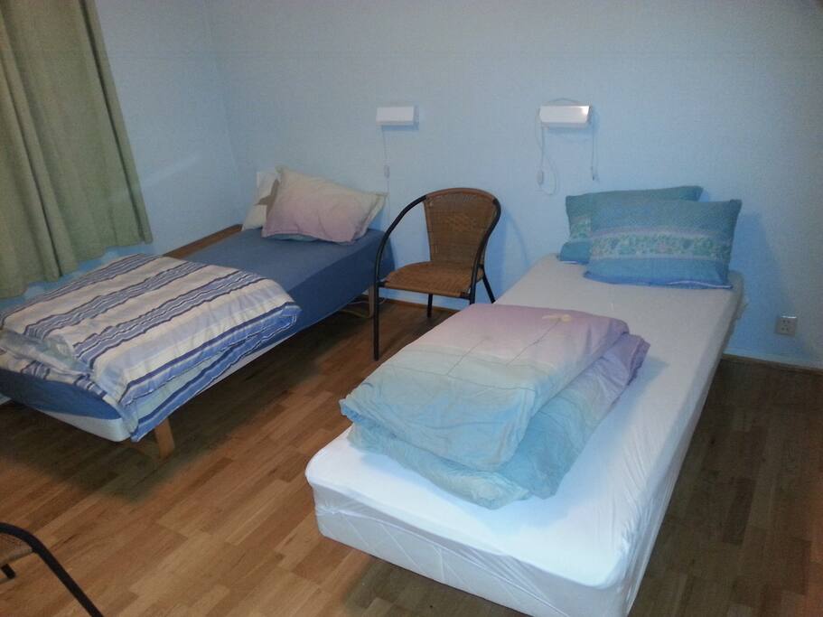 Hovedsoverom m/to rammemadrasser som kan settes sammen til dobbeltseng. Innebygde skap og utgang stor solterrasse.