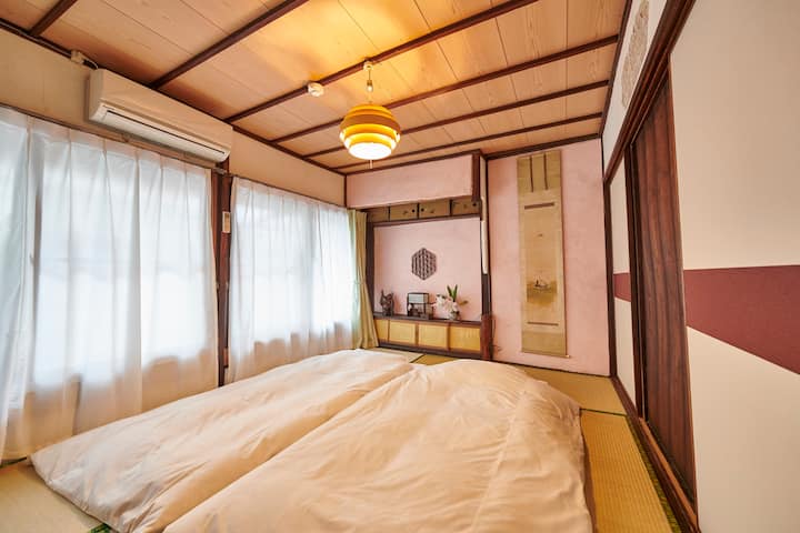 Bedroom #1/寝室 #1
Japanese bedroom with TATAMI mat and 3 FUTON
