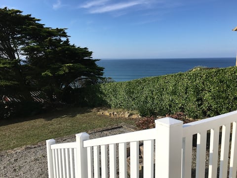 Top Airbnb: House facing the sea on the cliff in Saint Nic