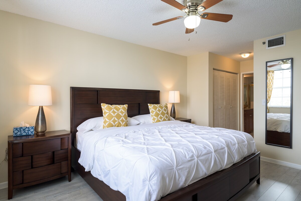  Sleep in comfort with plush bedding, soft lighting & a peaceful vibe—perfect for your vacation stay.