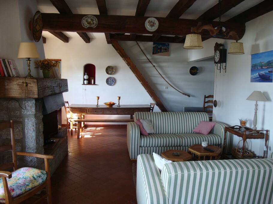 La salle-à-manger , rustique et chaleureuse avec sa grande table de moines et sa cheminée