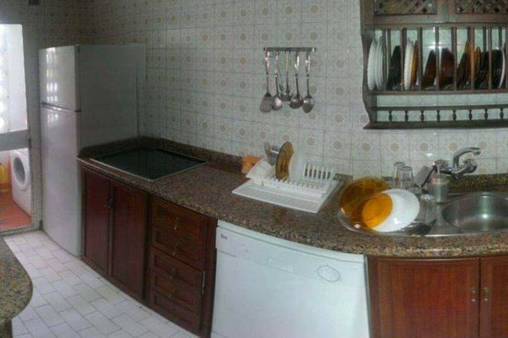 Cocina equipada con vitrocerámica, lavavajillas, etc.