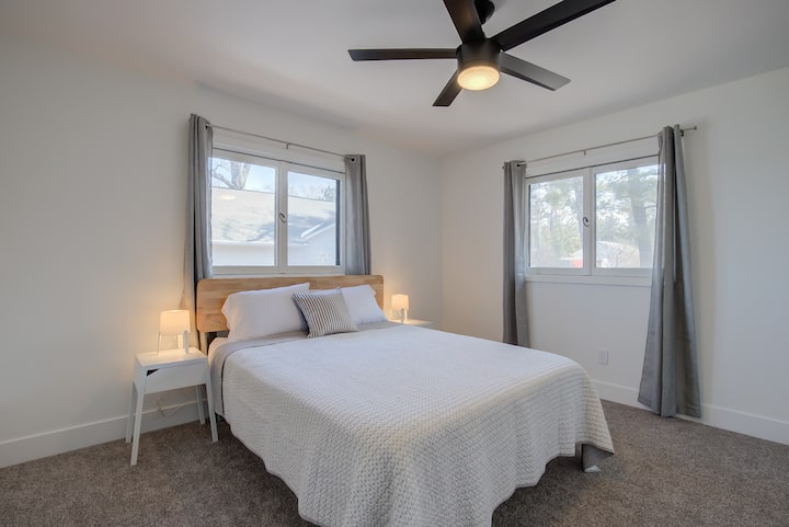 Spálňa s manželskou posteľou Queen na poschodí