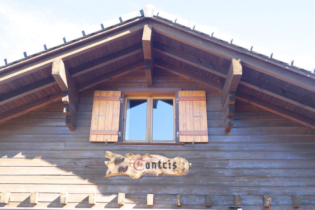 Dachgiebel mit dem Namen des Chalets: Tantris