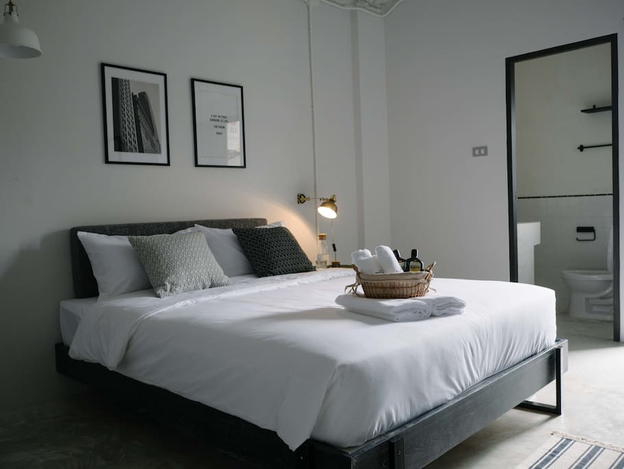 Loft-style high ceiling with minimal decoration. Full amenity provided